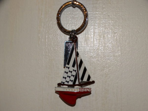 Porte clés voilier rouge drapeau breton