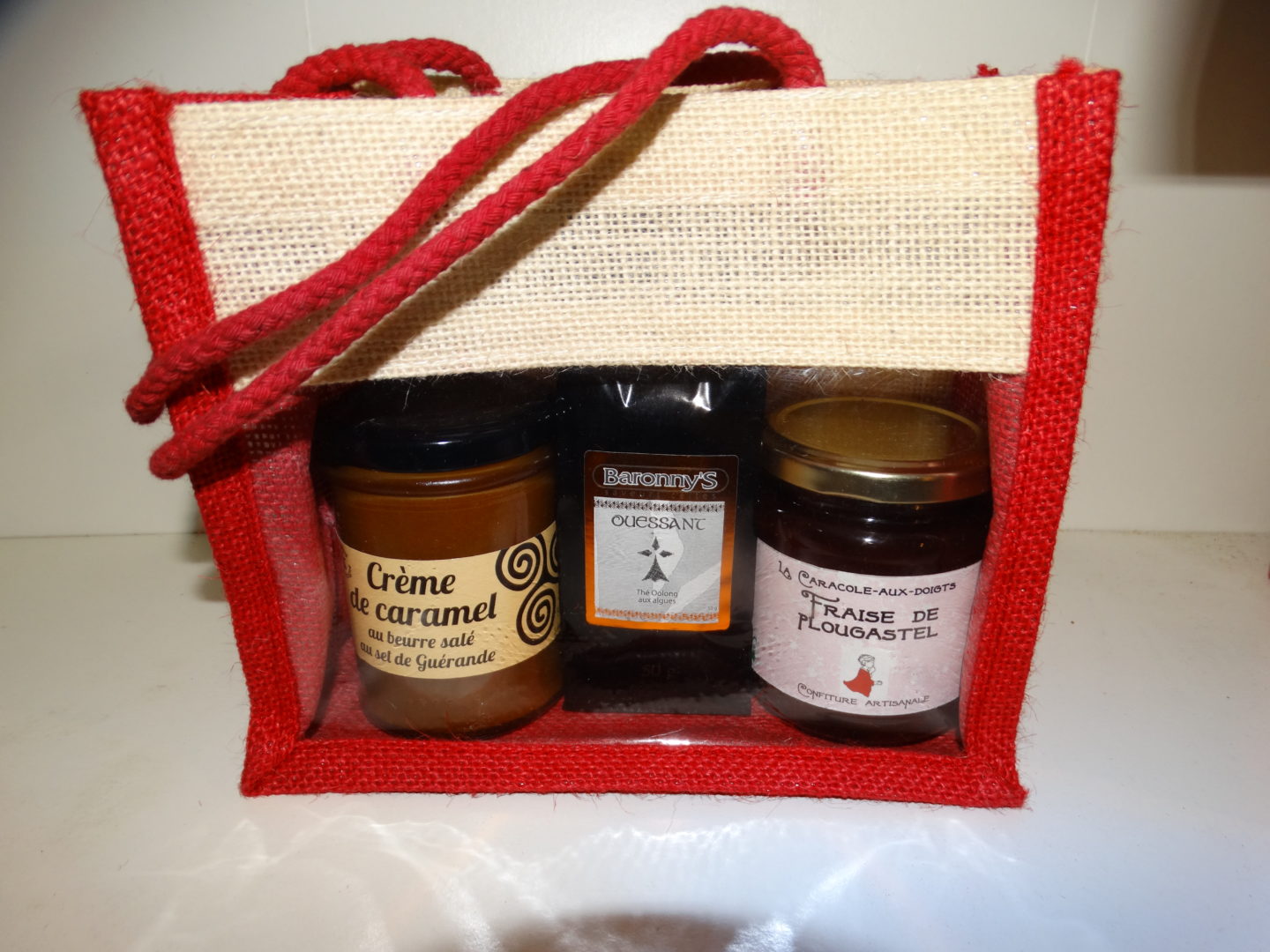 Panier garni confiture/thé/crème de caramel au beurre salé