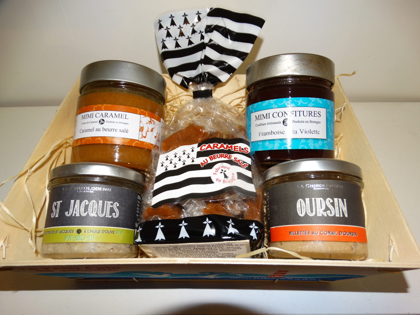 Coffret garni Bretagne gourmande (rillettes apéritives, caramels beurre  salé, confiture)